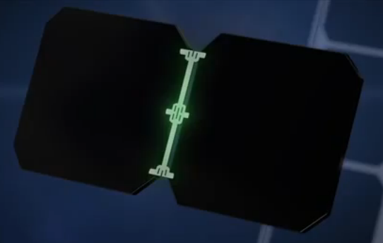 Il retro della cella Maxeon con contatti in rame assicura flessibilit  alle dilatazioni termiche